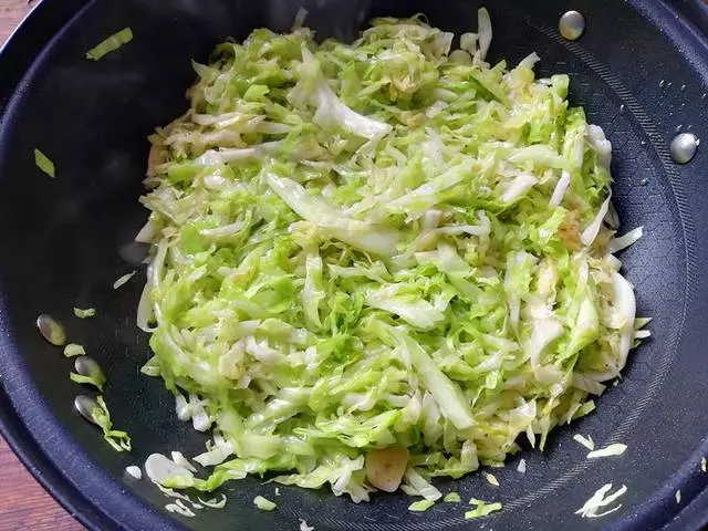 包菜的這個家常做法是在太好吃了,十分鐘炒一盤,口感脆嫩又下飯!
