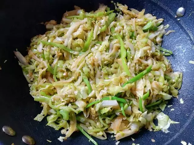 包菜的這個家常做法是在太好吃了,十分鐘炒一盤,口感脆嫩又下飯!