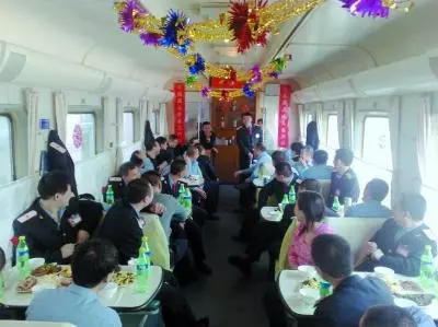 大娘在火車上給孕婦借了200元,半年後孕婦卻救了大娘兒子一命