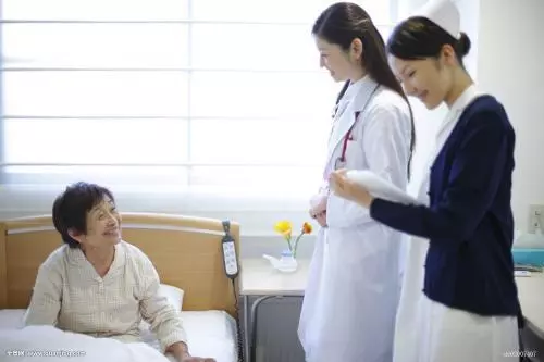 大娘在火車上給孕婦借了200元,半年後孕婦卻救了大娘兒子一命