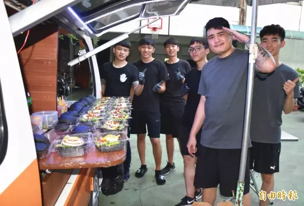 超有愛!連4年胖卡環島義賣漢堡 只為這樣幫助育幼院童…