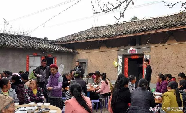 農村女孩考上大學,失蹤多年的母親回來給張卡,知道餘額眼睛紅了