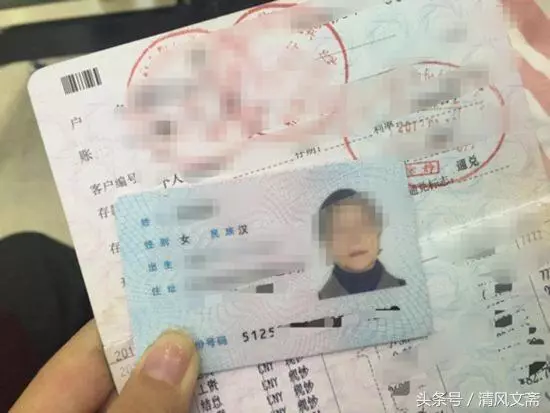 農村女孩考上大學,失蹤多年的母親回來給張卡,知道餘額眼睛紅了