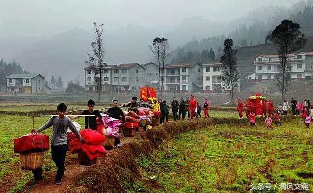 農村女孩考上大學,失蹤多年的母親回來給張卡,知道餘額眼睛紅了