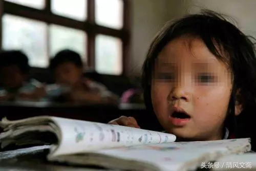 女大學生遠嫁窮小子,婚禮上母親把卡偷塞包里,知道餘額一夜沒睡