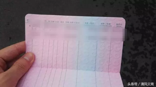 女大學生遠嫁窮小子,婚禮上母親把卡偷塞包里,知道餘額一夜沒睡