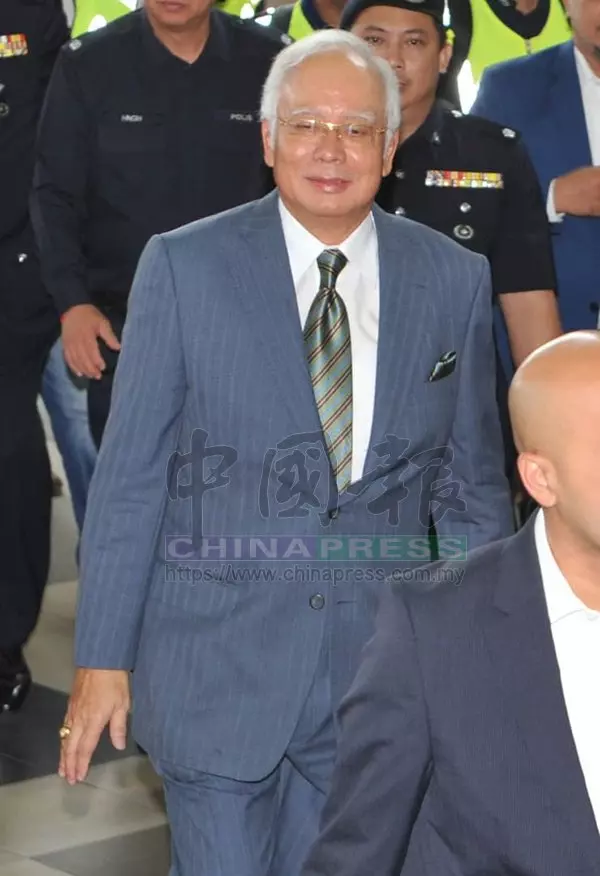他到了 納吉抵達法庭