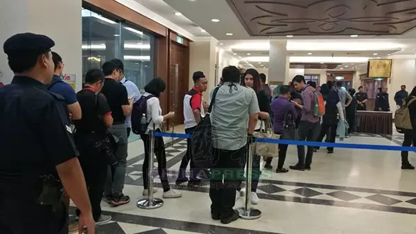 他到了 納吉抵達法庭