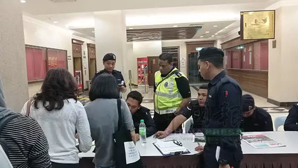 他到了 納吉抵達法庭