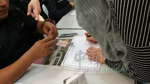 他到了 納吉抵達法庭