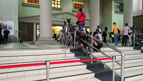 他到了 納吉抵達法庭