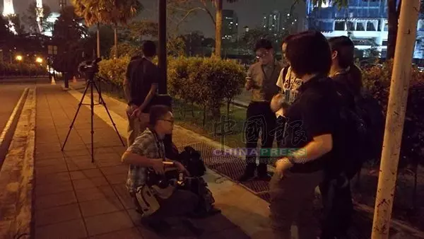 他到了 納吉抵達法庭