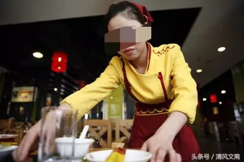 女大學生帶剩飯給流浪漢,流浪漢送她張卡,得知餘額女孩馬上報警