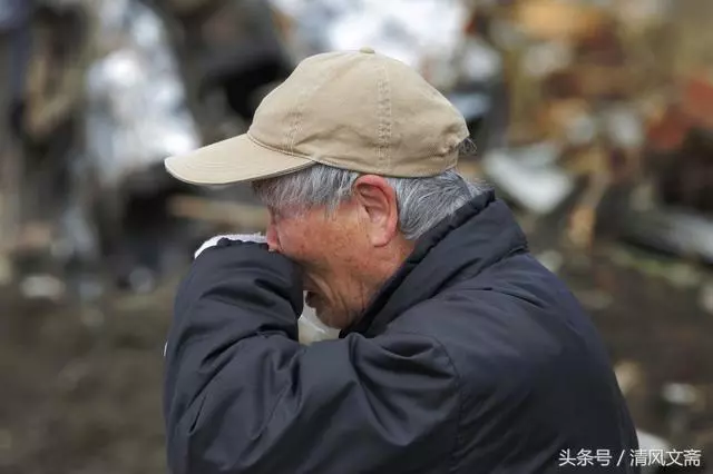 女大學生帶剩飯給流浪漢,流浪漢送她張卡,得知餘額女孩馬上報警
