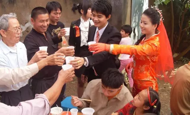 奶奶撿破爛養大她,出嫁時父母來要彩禮,她花五十萬忍痛懲罰他們