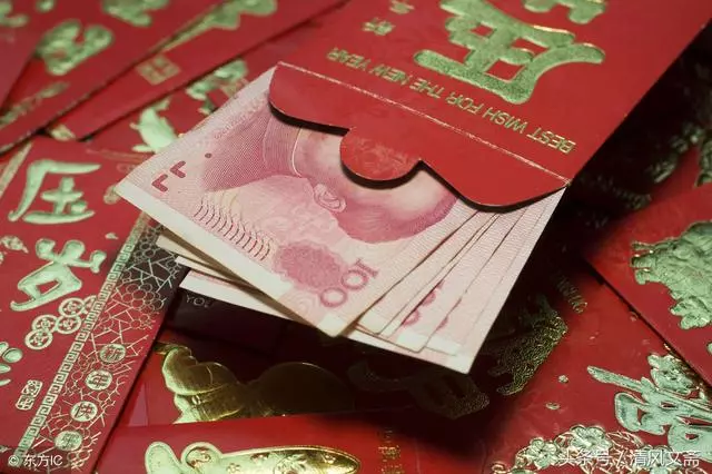 定親宴上,農村母親打包剩菜被親家笑話,兒子一句話免去十萬彩禮