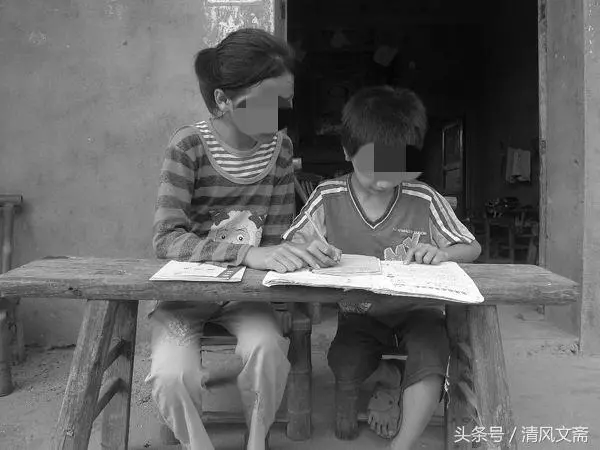 定親宴上,農村母親打包剩菜被親家笑話,兒子一句話免去十萬彩禮