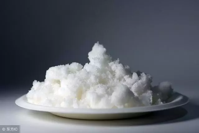 父親奪刀救人犧牲後,有人月月捐錢,十年後才知是拾荒老人