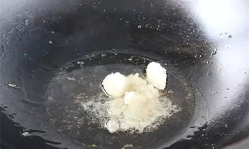 紅燒排骨炒糖水時用白糖還是紅糖?之前都弄錯了,難怪總炒糊了