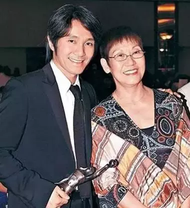 周星馳媽媽買完名牌再到超市買菜,78歲還親自照顧兒子起居飲食!