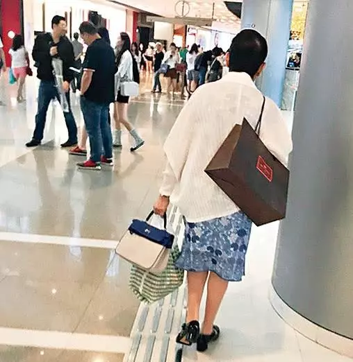 周星馳媽媽買完名牌再到超市買菜,78歲還親自照顧兒子起居飲食!