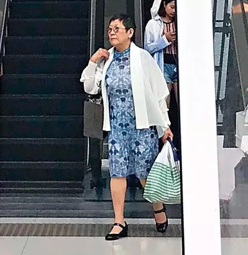 周星馳媽媽買完名牌再到超市買菜,78歲還親自照顧兒子起居飲食!