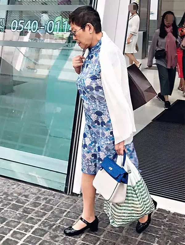 周星馳媽媽買完名牌再到超市買菜,78歲還親自照顧兒子起居飲食!