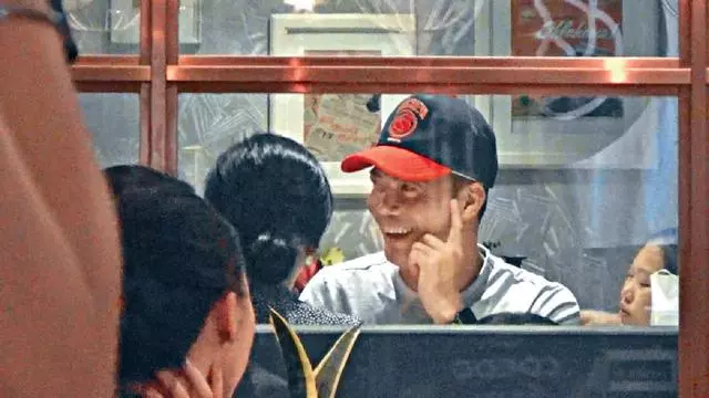 老婆挺8個月孕肚出街,謝天華喝紅酒和老婆兒子開心吃晚餐~