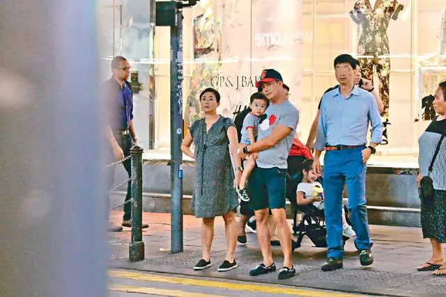 老婆挺8個月孕肚出街,謝天華喝紅酒和老婆兒子開心吃晚餐~