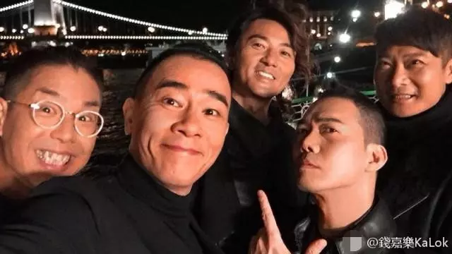 老婆挺8個月孕肚出街,謝天華喝紅酒和老婆兒子開心吃晚餐~