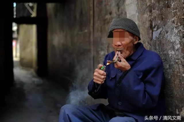 農村老漢想去兒子家養老,半夜聽去世7年的老伴說:兒子在我這呢