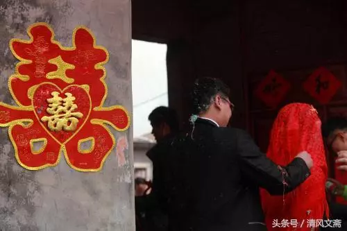 外賣員半夜遇7歲女孩乞討,給她紅燒肉卻遭拒,聰明小哥救她一命