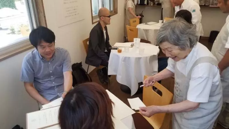 這間「上錯菜的餐廳」所有服務生都有失智症,你永遠不知道到底會上什麼菜!