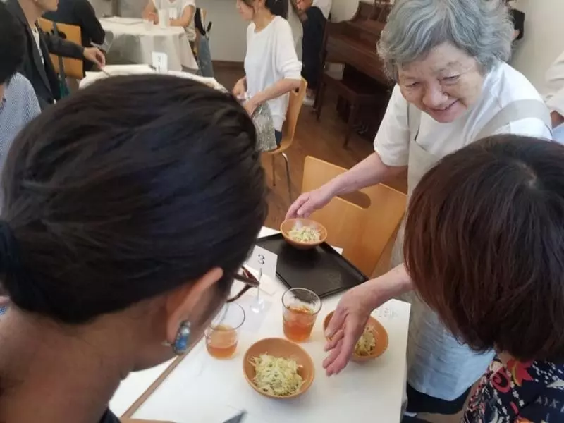 這間「上錯菜的餐廳」所有服務生都有失智症,你永遠不知道到底會上什麼菜!