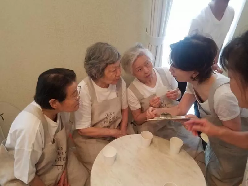 這間「上錯菜的餐廳」所有服務生都有失智症,你永遠不知道到底會上什麼菜!