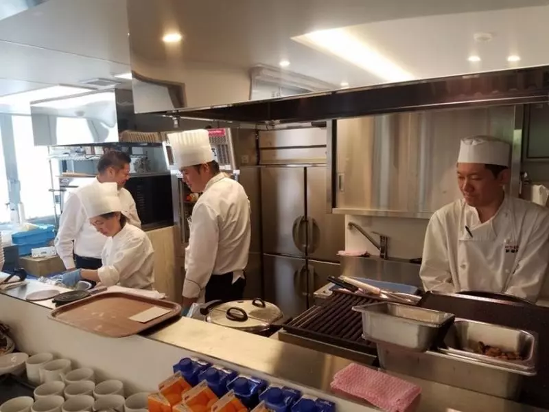 這間「上錯菜的餐廳」所有服務生都有失智症,你永遠不知道到底會上什麼菜!