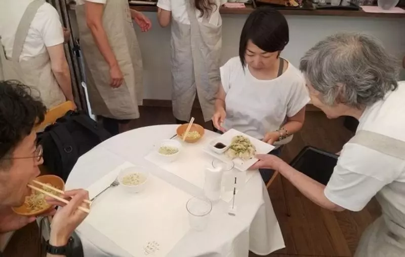 這間「上錯菜的餐廳」所有服務生都有失智症,你永遠不知道到底會上什麼菜!