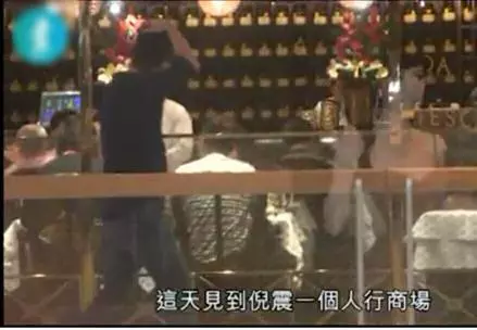 玉女掌門人獨愛風流才子,倪震耐心等人看電影,卻沒看到周慧敏!