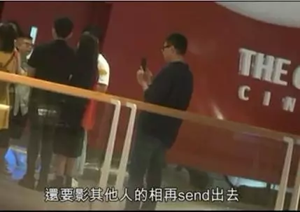 玉女掌門人獨愛風流才子,倪震耐心等人看電影,卻沒看到周慧敏!