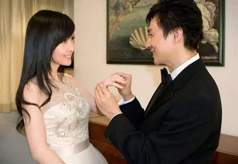 玉女掌門人獨愛風流才子,倪震耐心等人看電影,卻沒看到周慧敏!