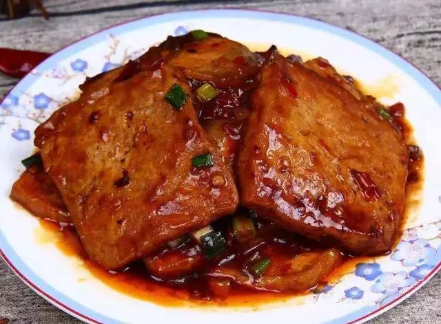 這個豆腐我家隔兩三天就做一次,2塊錢炒一大盤,比肉還香,超級下飯!