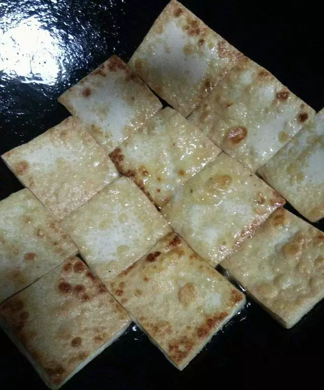 這個豆腐我家隔兩三天就做一次,2塊錢炒一大盤,比肉還香,超級下飯!