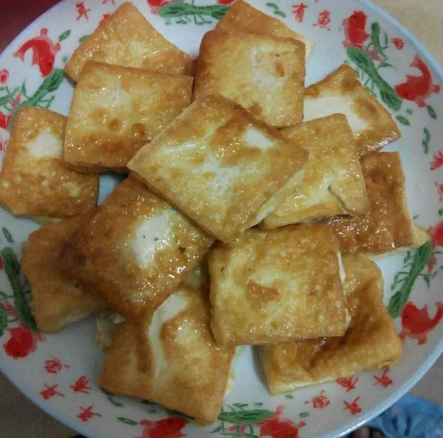 這個豆腐我家隔兩三天就做一次,2塊錢炒一大盤,比肉還香,超級下飯!
