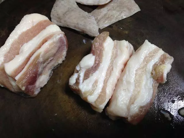 這道五花肉被譽為「飯遭殃」,吃的人停不下筷子,又香又嫩,一點都不膩!