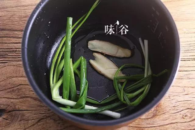 直接把雞扔進電鍋裡,出鍋居然這麼香,做好就靠這一步!