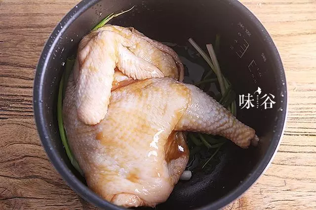 直接把雞扔進電鍋裡,出鍋居然這麼香,做好就靠這一步!