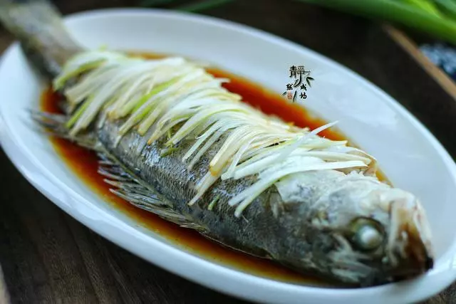 清蒸鱸魚的終極做法,注意這些細節,你比大廚還專業!又鮮又香,孩子補腦要多吃!