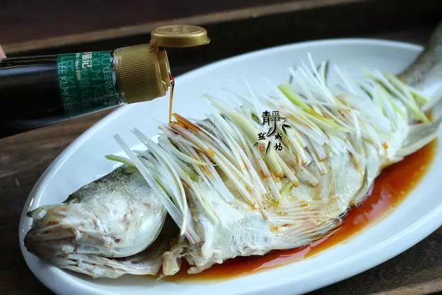 清蒸鱸魚的終極做法,注意這些細節,你比大廚還專業!又鮮又香,孩子補腦要多吃!