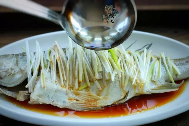 清蒸鱸魚的終極做法,注意這些細節,你比大廚還專業!又鮮又香,孩子補腦要多吃!