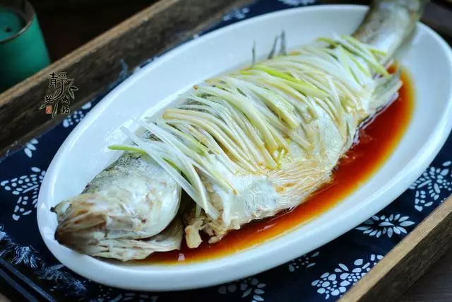 清蒸鱸魚的終極做法,注意這些細節,你比大廚還專業!又鮮又香,孩子補腦要多吃!